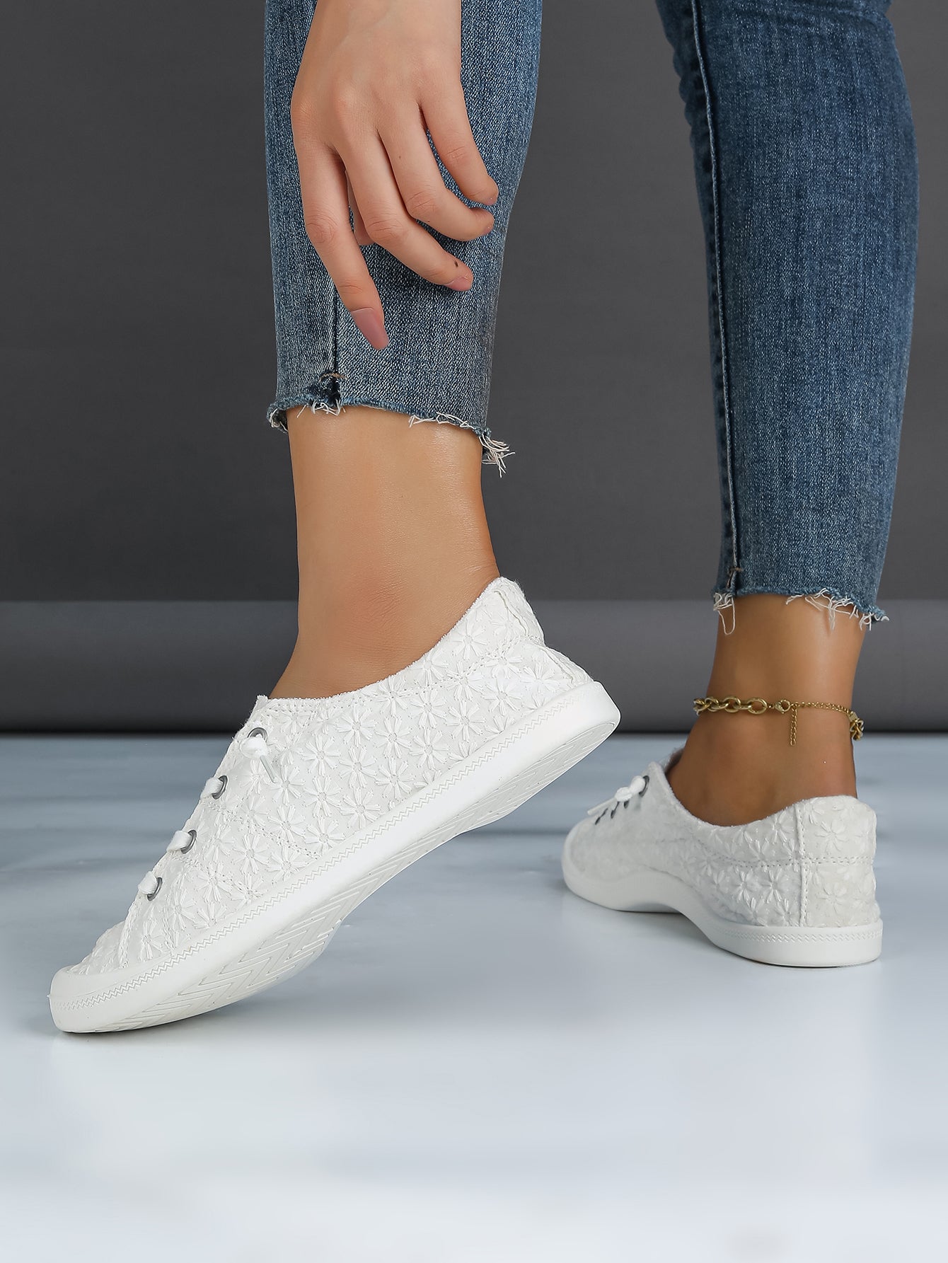 Women's Lace Floral Low-Top Lace-Up Sneakers