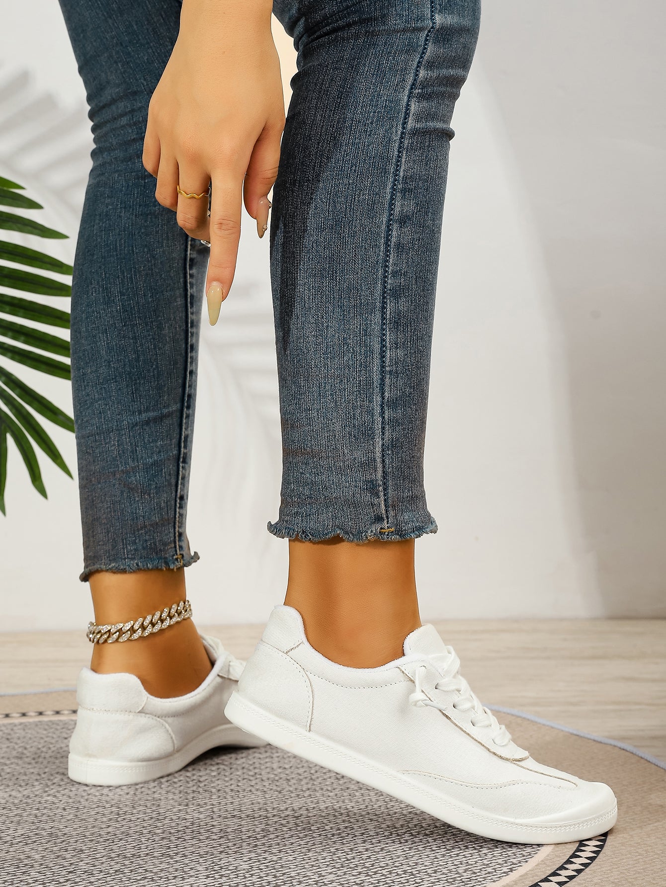 Women's Minimalist Lace-Up Casual Sneakers