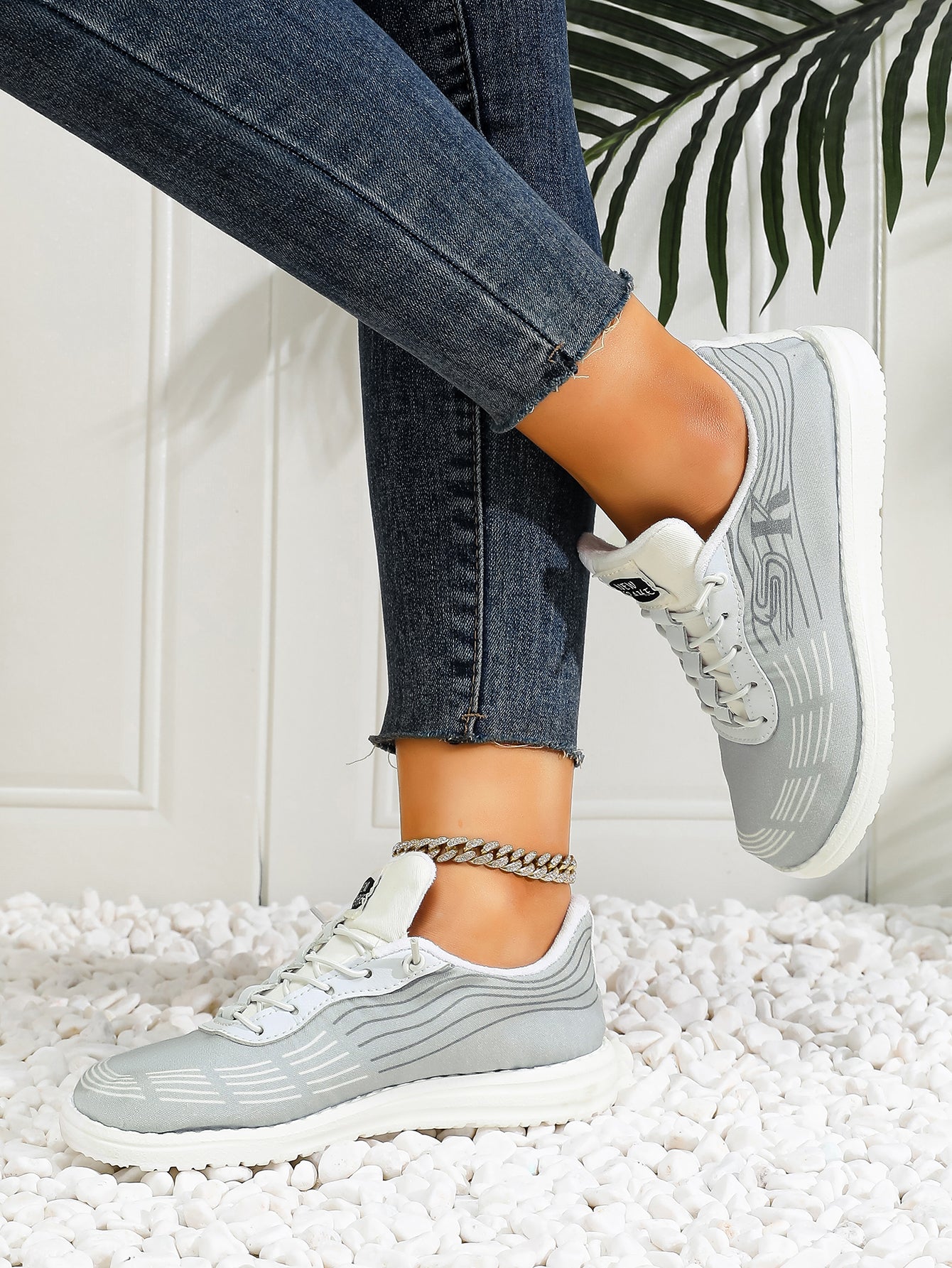 Women's Wave Pattern Lace-Up Sport Sneakers