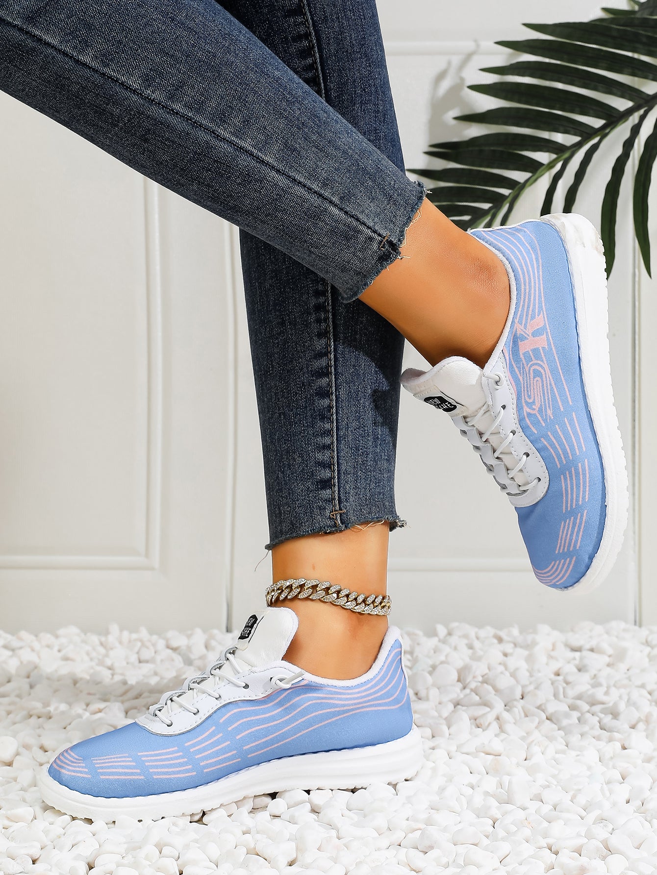 Women's Wave Pattern Lace-Up Sport Sneakers
