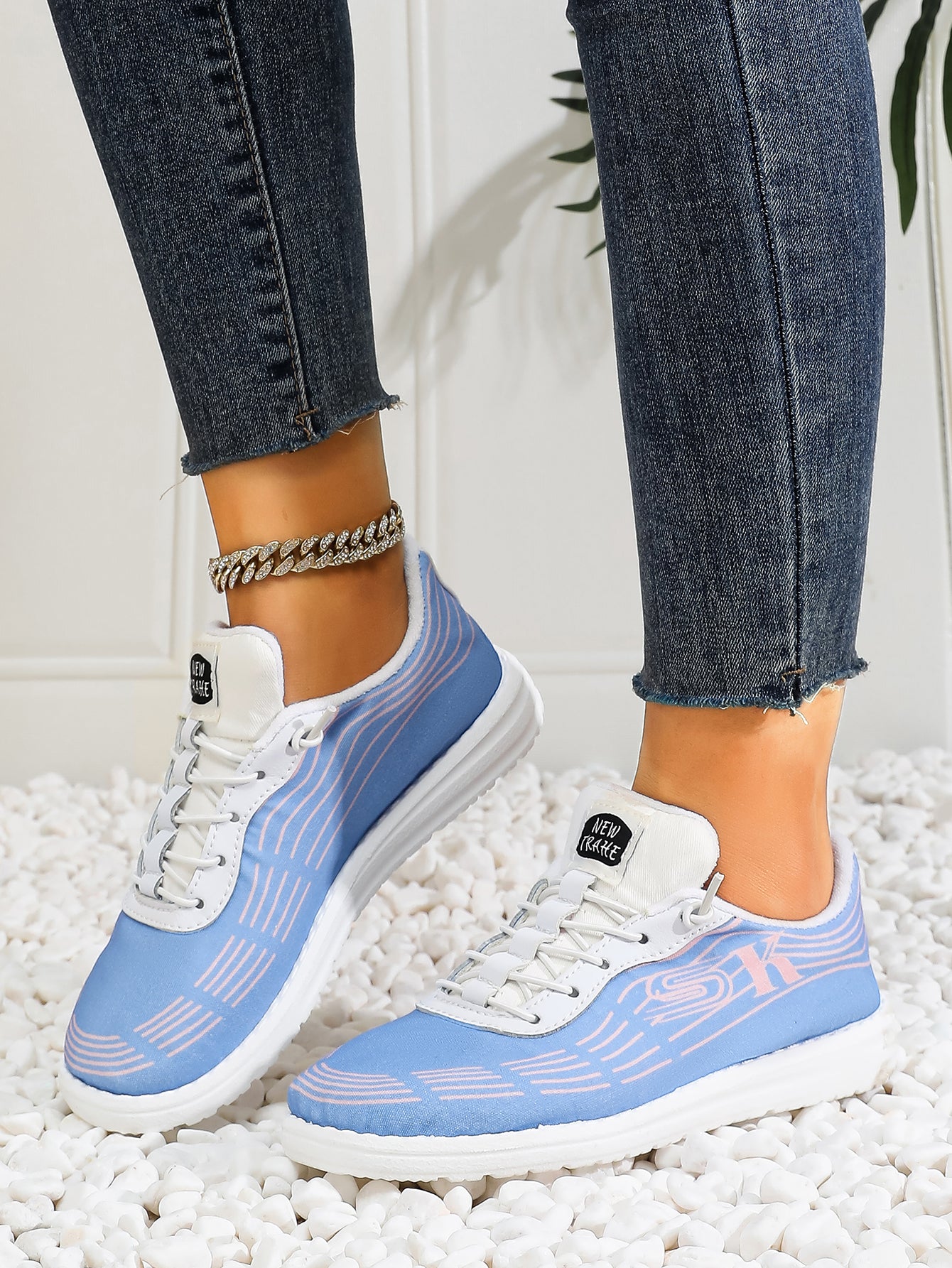Women's Wave Pattern Lace-Up Sport Sneakers