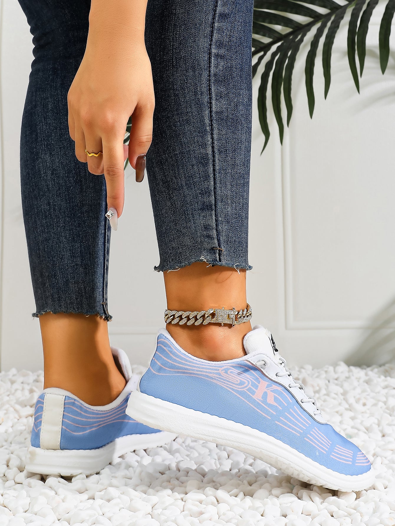 Women's Wave Pattern Lace-Up Sport Sneakers
