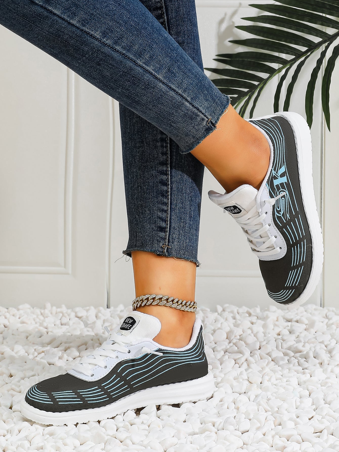 Women's Wave Pattern Lace-Up Sport Sneakers