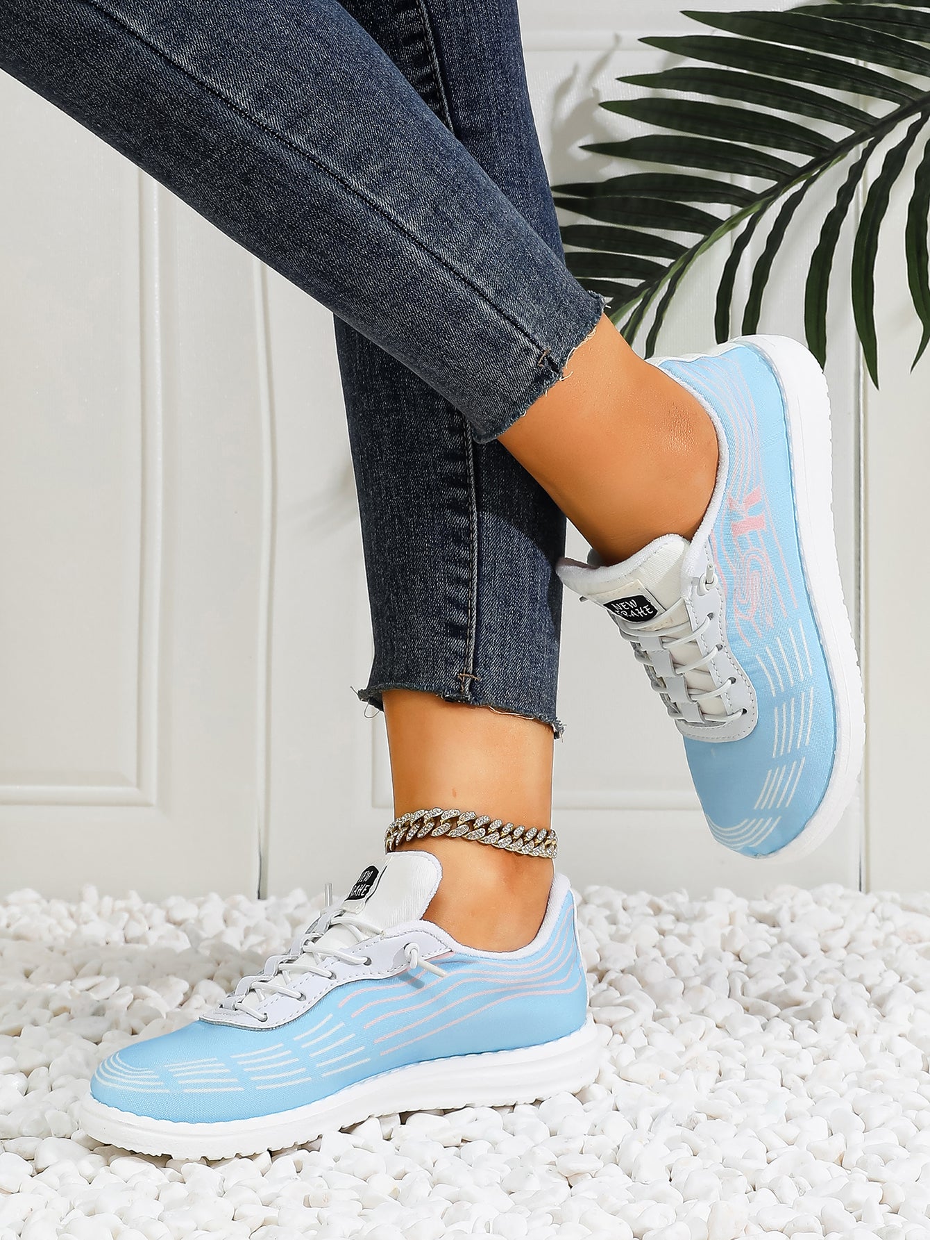 Women's Wave Pattern Lace-Up Sport Sneakers