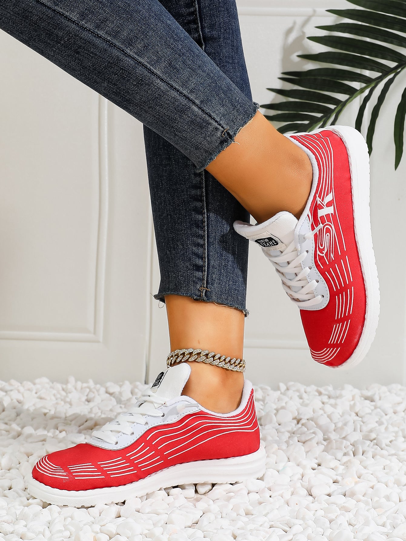 Women's Wave Pattern Lace-Up Sport Sneakers