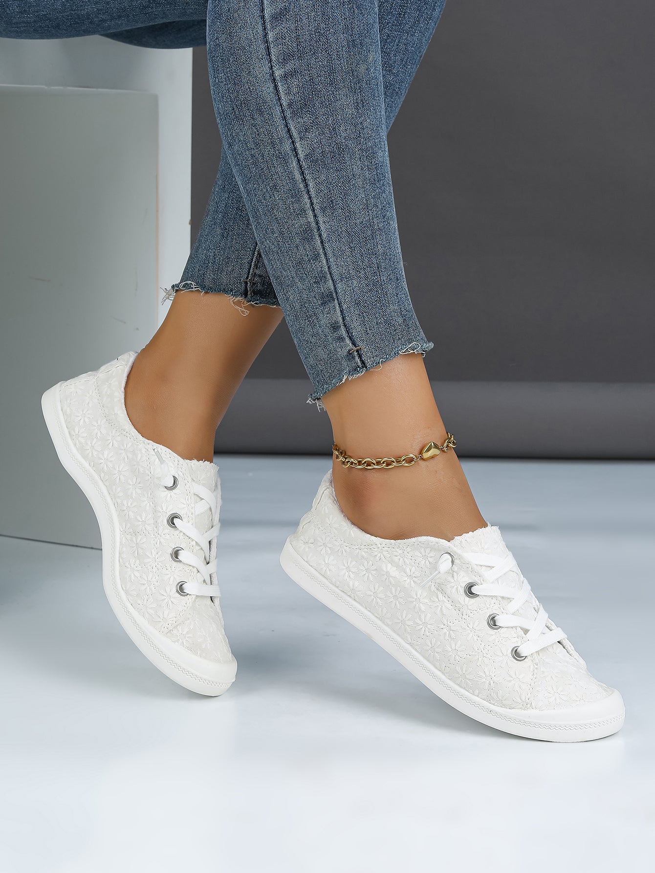 Women's Lace Floral Low-Top Lace-Up Sneakers
