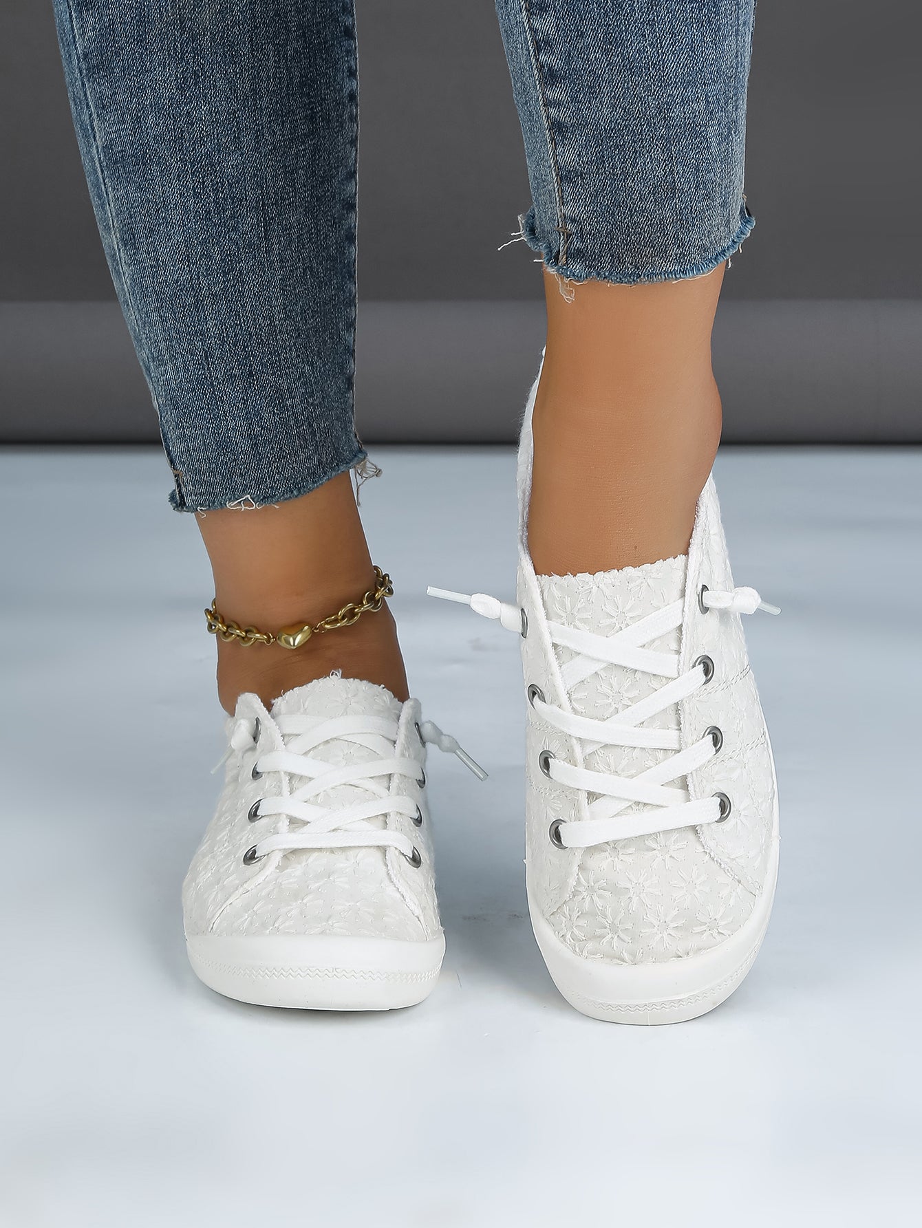 Women's Lace Floral Low-Top Lace-Up Sneakers