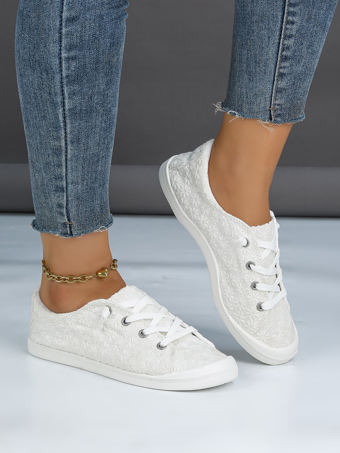 Women's Lace Floral Low-Top Lace-Up Sneakers